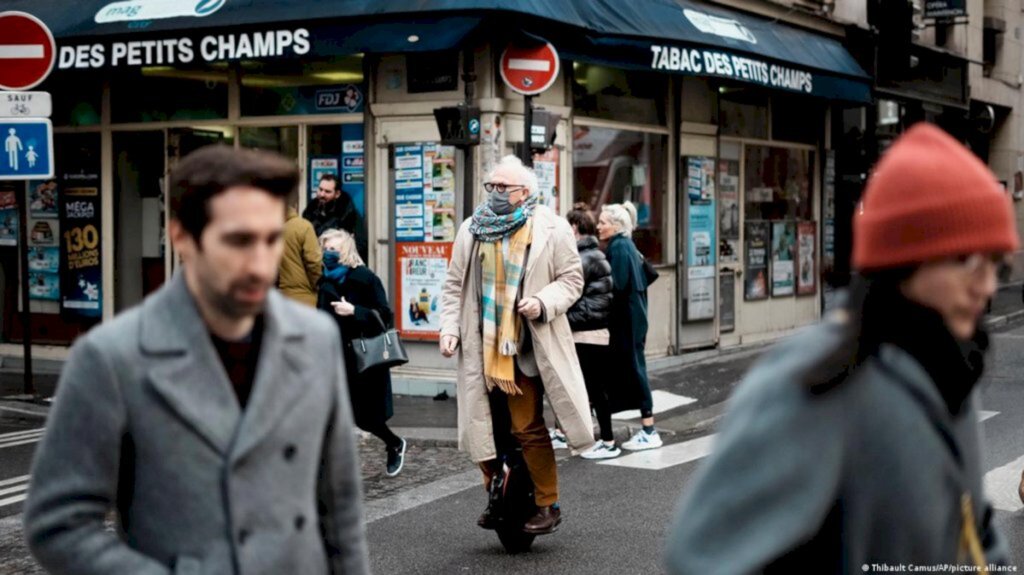 França bate 100 mil novos casos diários de covid-19 no Natal