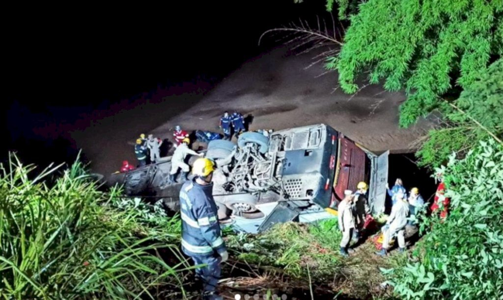 Acidente com ônibus deixa 5 mortos e 40 feridos