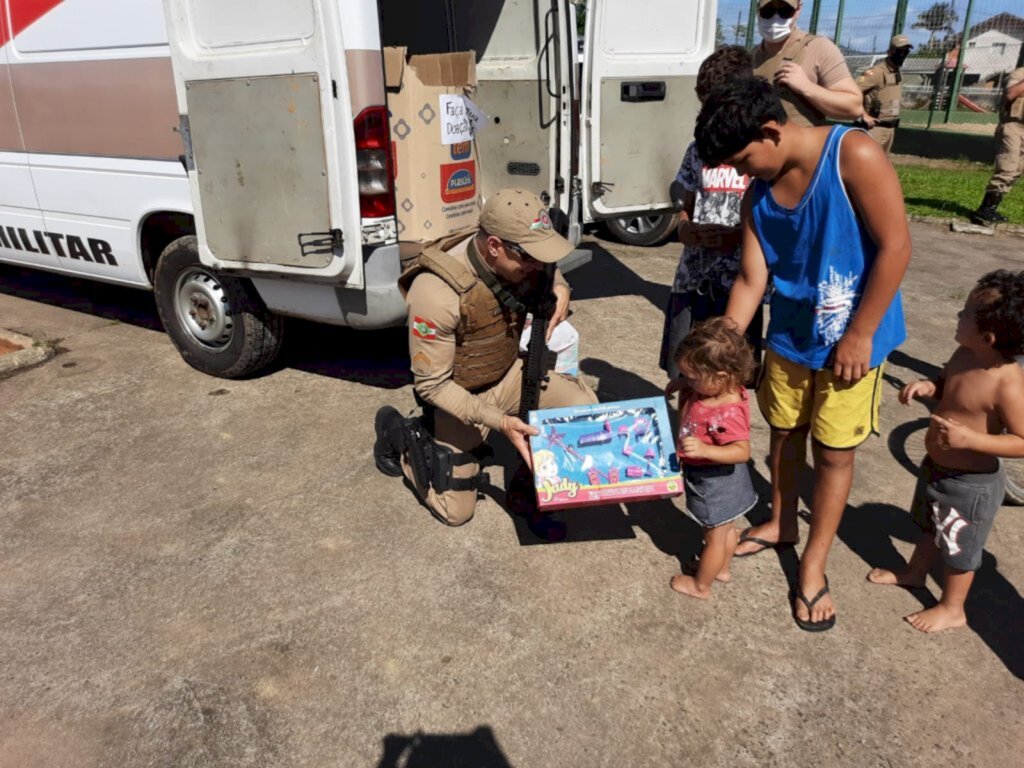 Campanha de Natal da PM distribuiu presentes para crianças na zona Sul