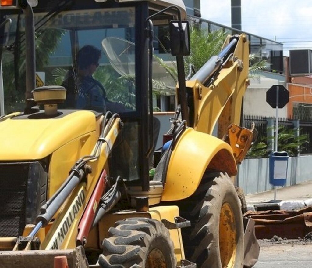 Obra em rede de reforço para melhorar abastecimento de água continua hoje no bairro Fátima