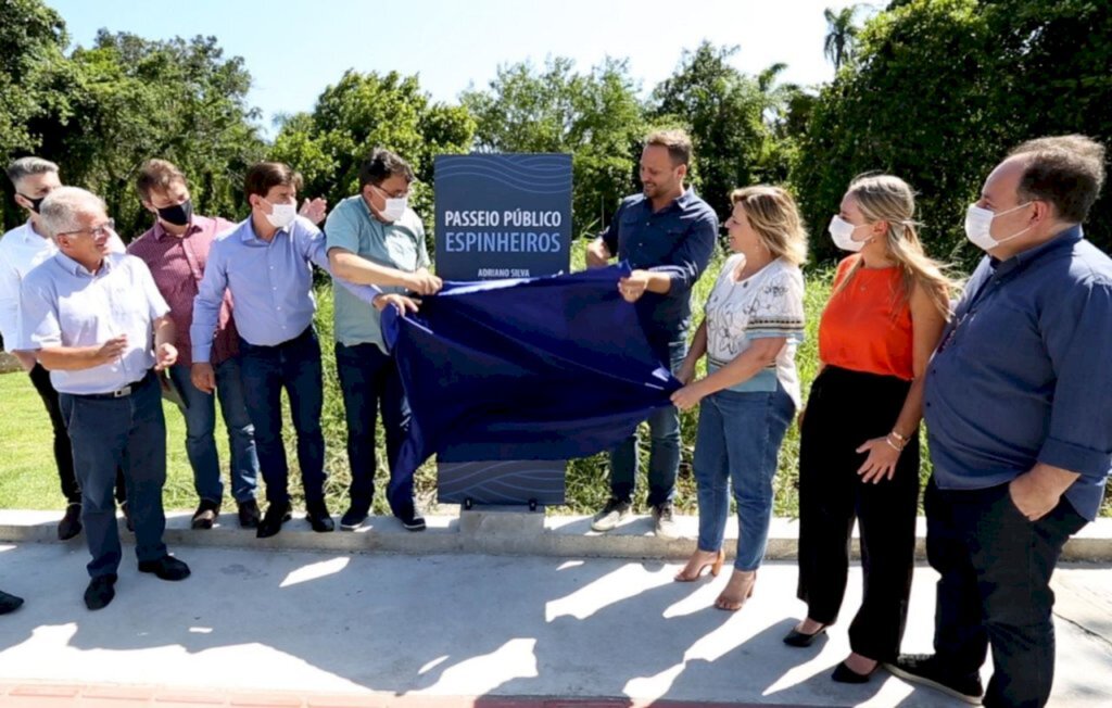 Prefeito sanciona leis de desburocratização e apresenta passeio público do Espinheiros