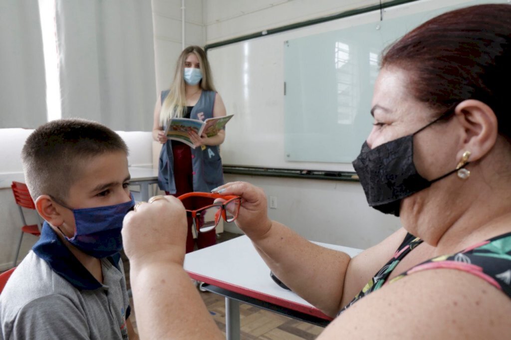 Prefeitura de Joinville entrega óculos para alunos de baixa renda