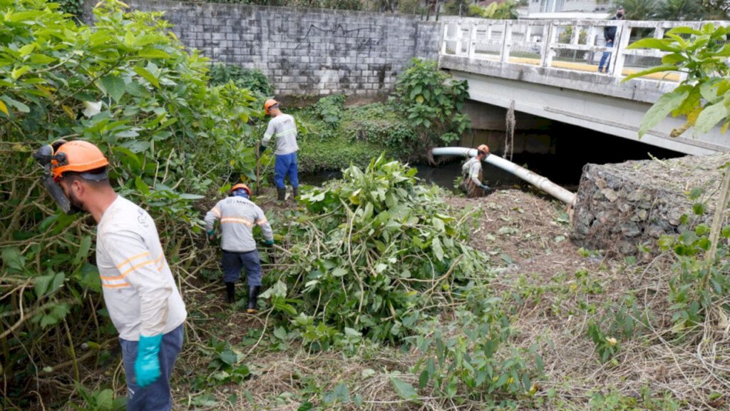 Prefeitura de Joinville realiza limpeza de mais de 155 km de rios, valas e canais