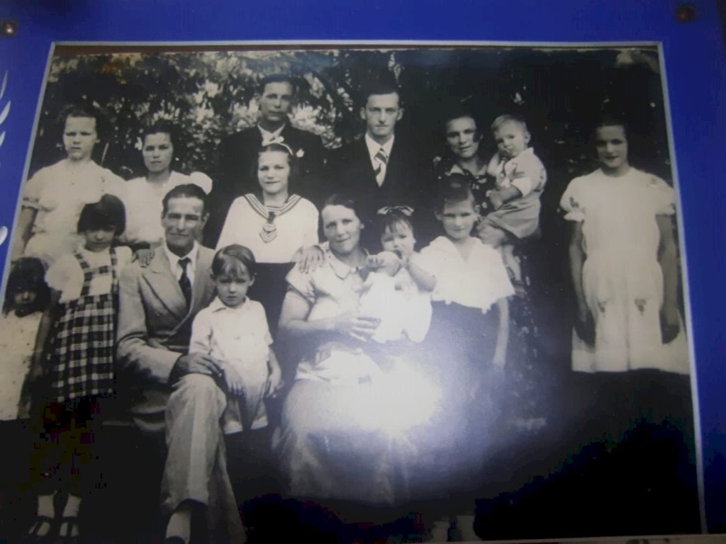  - No Boa Vista, em 1940 - Thomaz e Maria Francisca com os 11 filhos, genro e primeiro neto. Etelvino é o primeiro em pé à esquerda  - Imagem fotografa há muitos anos sobre o vidro de moldura com câmera analógica  e flash