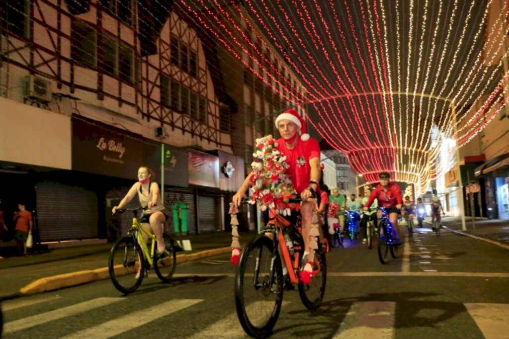 Mexa-se Bike de Natal movimenta ruas centrais de Joinville