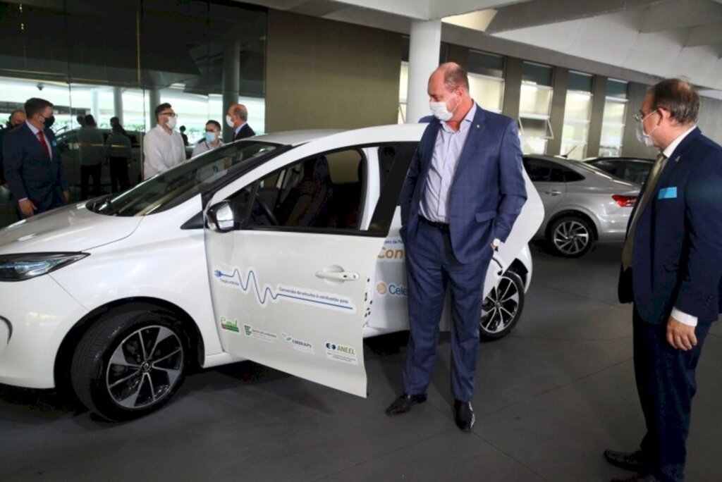 Alesc firma convênio com IFSC para uso de carro elétrico