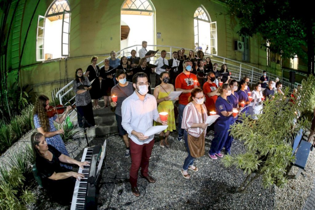 Serenata com músicas natalinas emociona servidores do Hospital São José