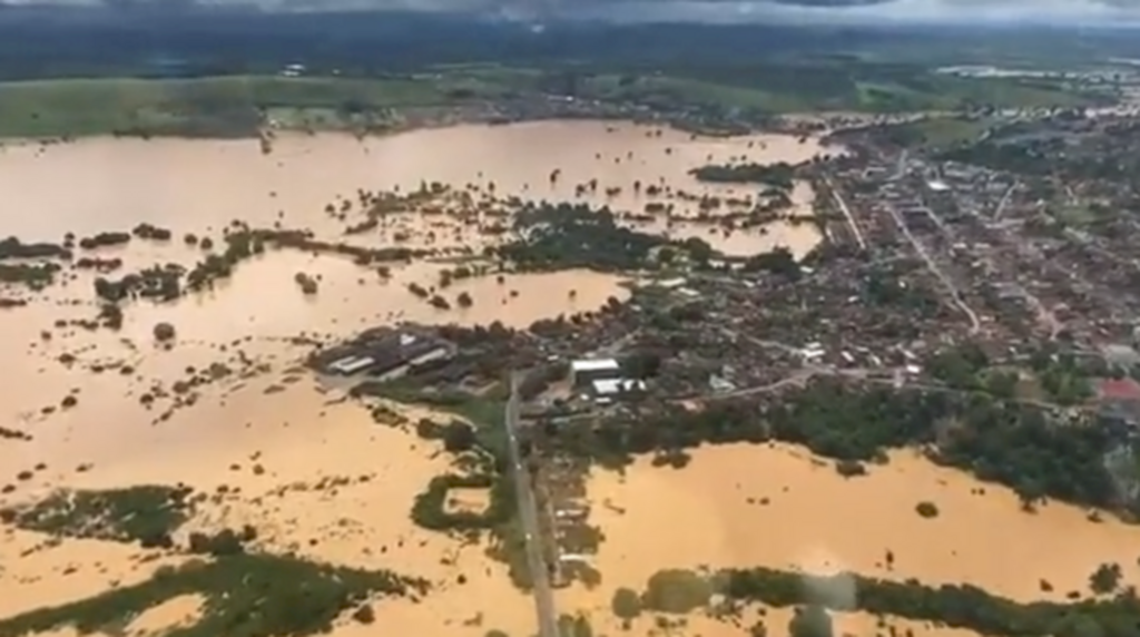 Ciclone leva fortes chuvas e causa destruição na Bahia