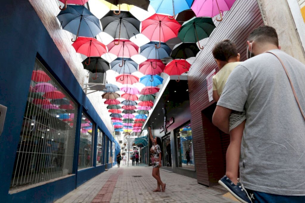 Guarda-chuvas embelezam e colorem o Centro de Joinville