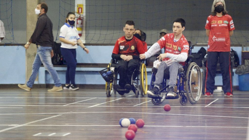 Estudantes de Joinville participam de evento para promoção de modalidades esportivas paralímpicas