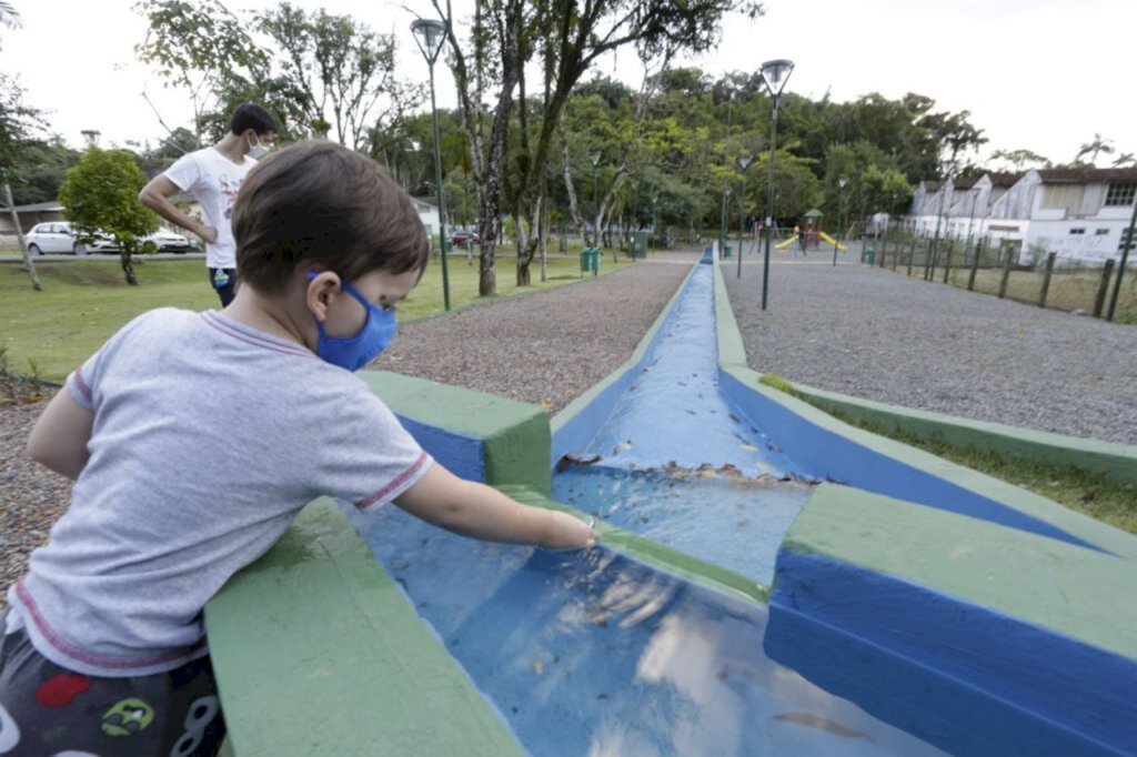 Espelho d'água do Parque das Águas de Joinville passa por manutenção