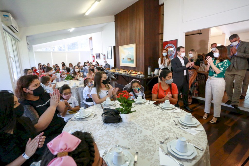 Governador entrega troféus do 3º Prêmio Honestidade nas Escolas