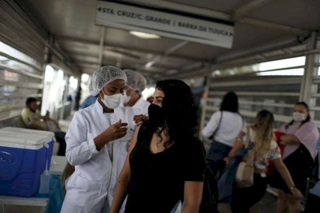 Médica diz que pacientes com Ômicron têm sintomas 'leves'