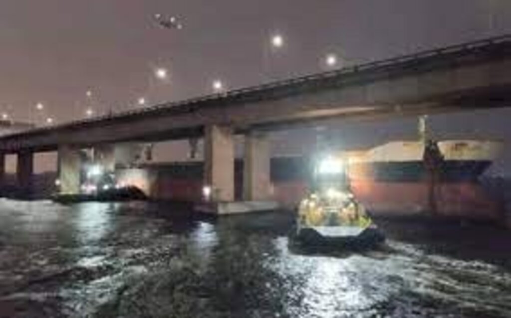 Justiça já havia ordenado remoção de navio que bateu na ponte Rio-Niterói