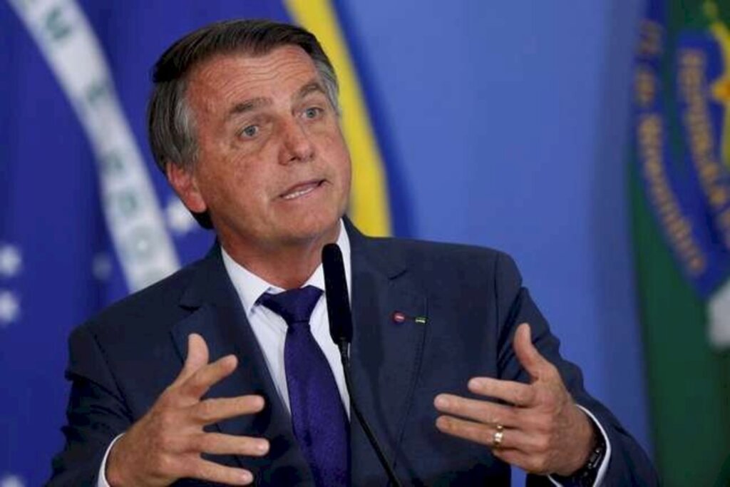 Bolsonaro ataca proposta e ameaça reagir 'fora das 4 linhas'