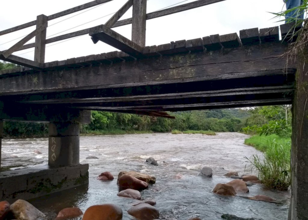 Após caminhão danificar estrutura, ponte sobre o Rio Cubatão é interditada pela Defesa Civil