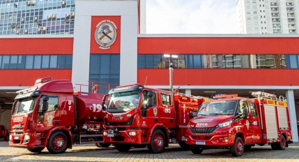 Governador entrega veículos para os Bombeiros Voluntários de Joinville