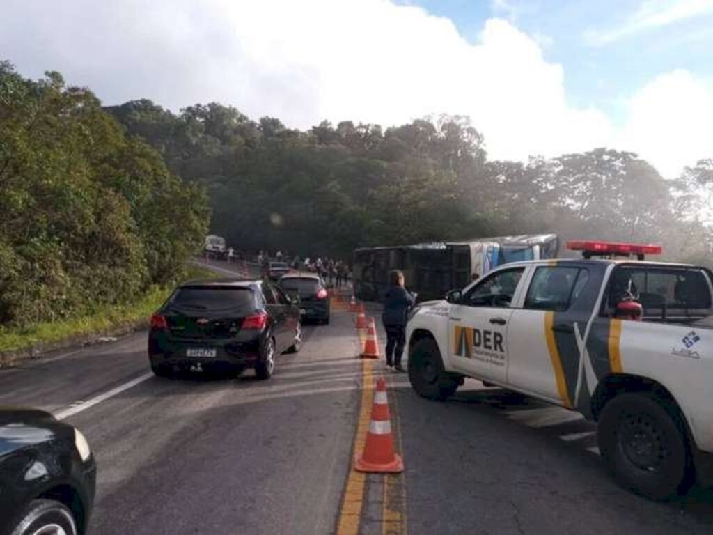 Ônibus tomba e deixa ao menos 5 mortos em rodovia de SP