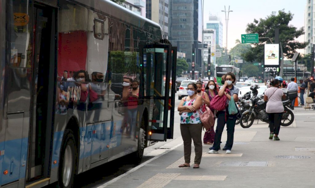 Brasil notifica 320 mortes por covid nas últimas 24 horas; total de vítimas supera 611 mil