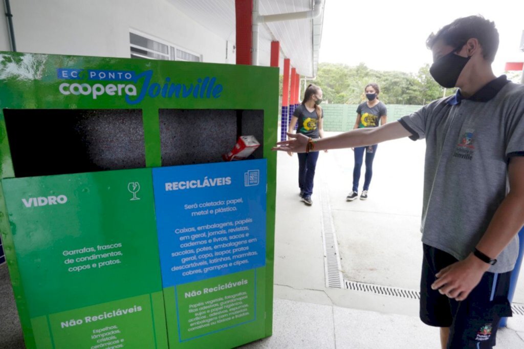 Escola de Joinville recebe primeiro Ecoponto para entrega voluntária de resíduos recicláveis