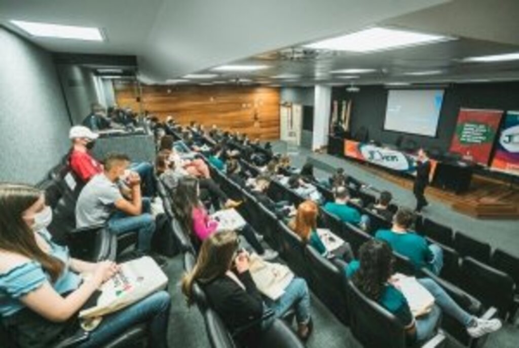 35 estudantes tomam posse na 28ª edição do Parlamento Jovem