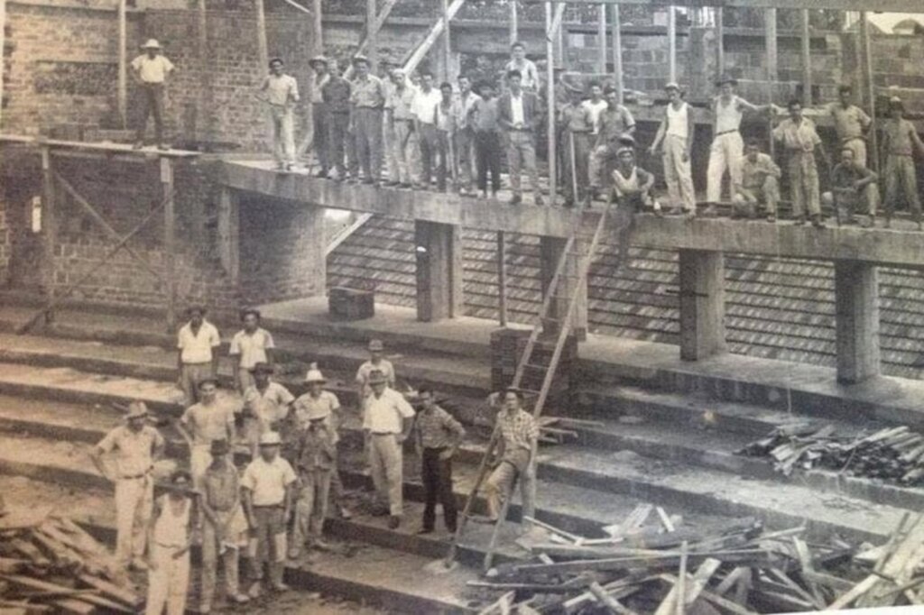 Memórias do Cinena de Rua de Joinville - Cine Colon sendo construído em 1956