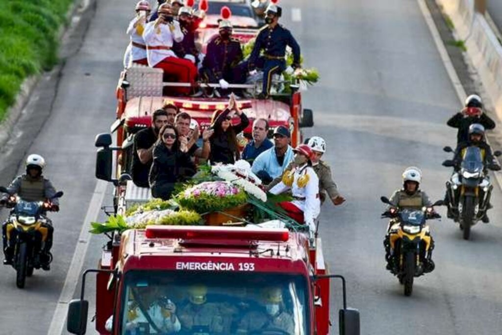 Corpo de Marília Mendonça é enterrado após cortejo em Goiás