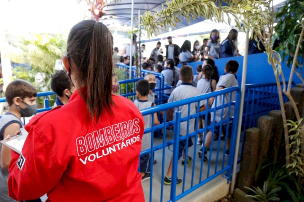 Alunos de escola municipal participam de projeto-piloto dos Bombeiros Voluntários de Joinville