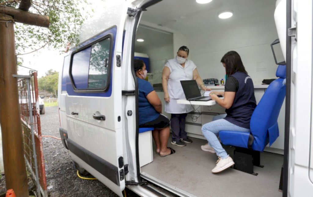 Unidade Móvel leva imunização contra a Covid-19 aos moradores do Morro do Amaral