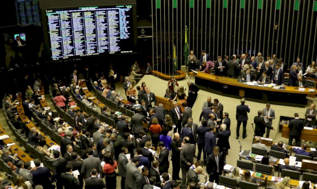 Câmara aprova PEC dos precatórios em primeiro turno com margem de apenas 4 votos