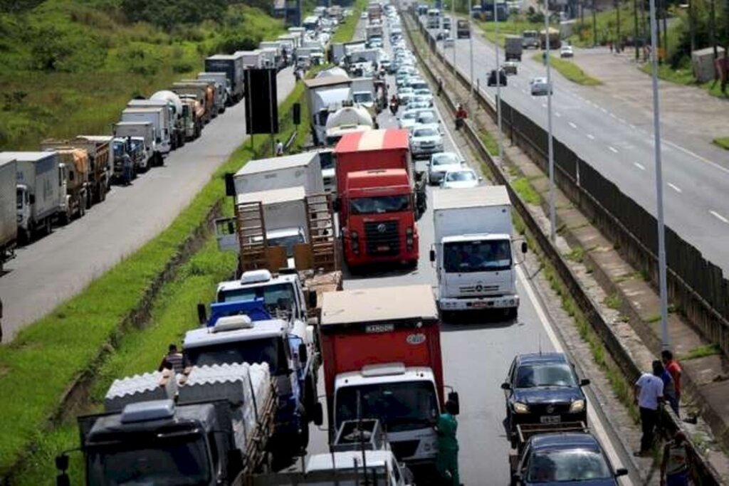 Terra - Caminhoneiros bloqueiam trecho da BR-324 durante greve em maio 23/05/2018