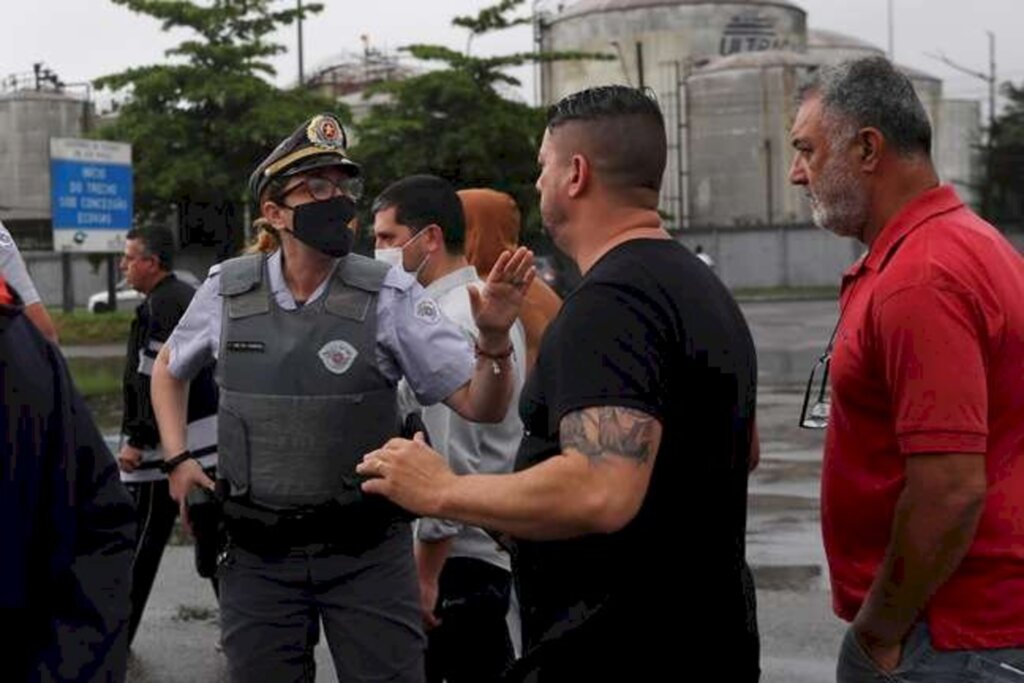 Terra - Caminhoneiros durante protesto em Santos