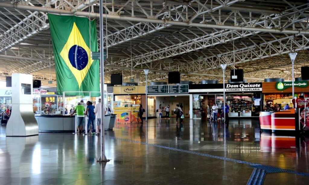 Movimento de passageiros em aeroportos e rodovias aumenta no feriado