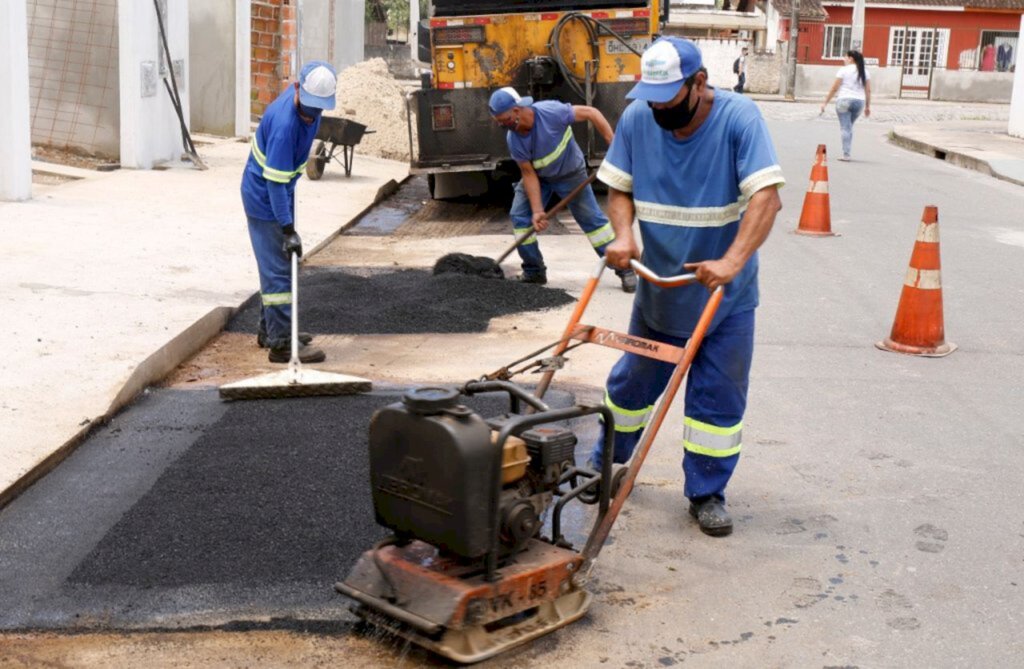 Operação tapa-buracos trabalha em mais de 40 ruas de Joinville nesta semana