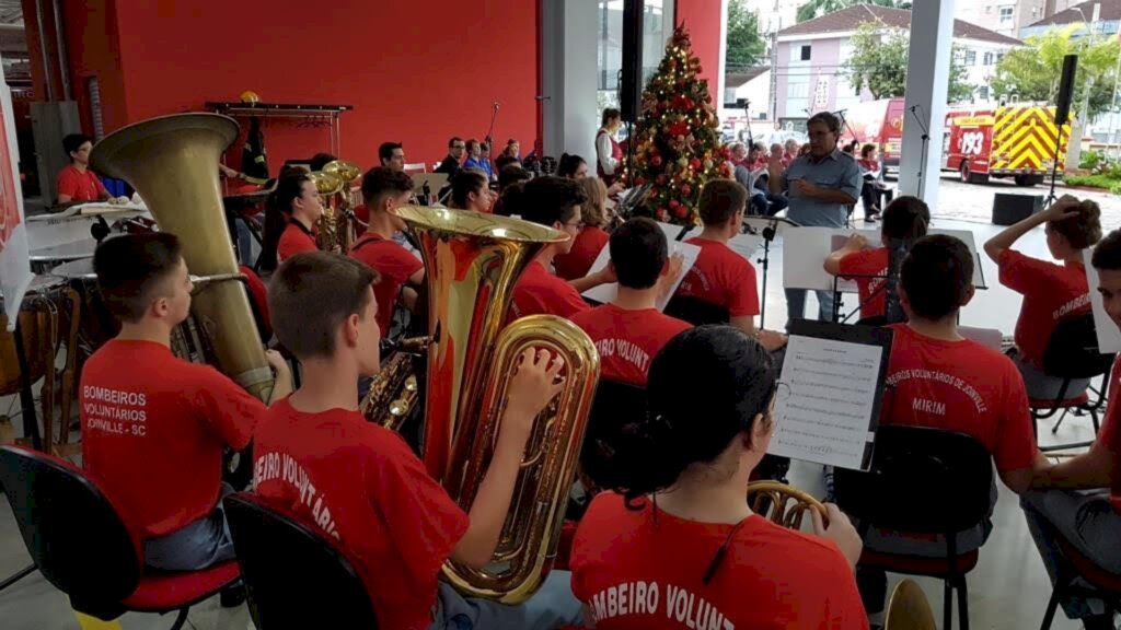 Luzes e música pela cidade no Advento de Natal dos Bombeiros