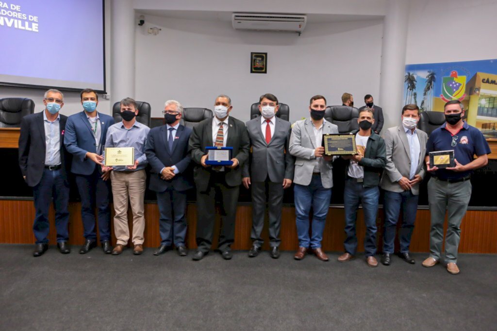 Vereadores homenageiam igreja, clube de tiro, Epagri e músico