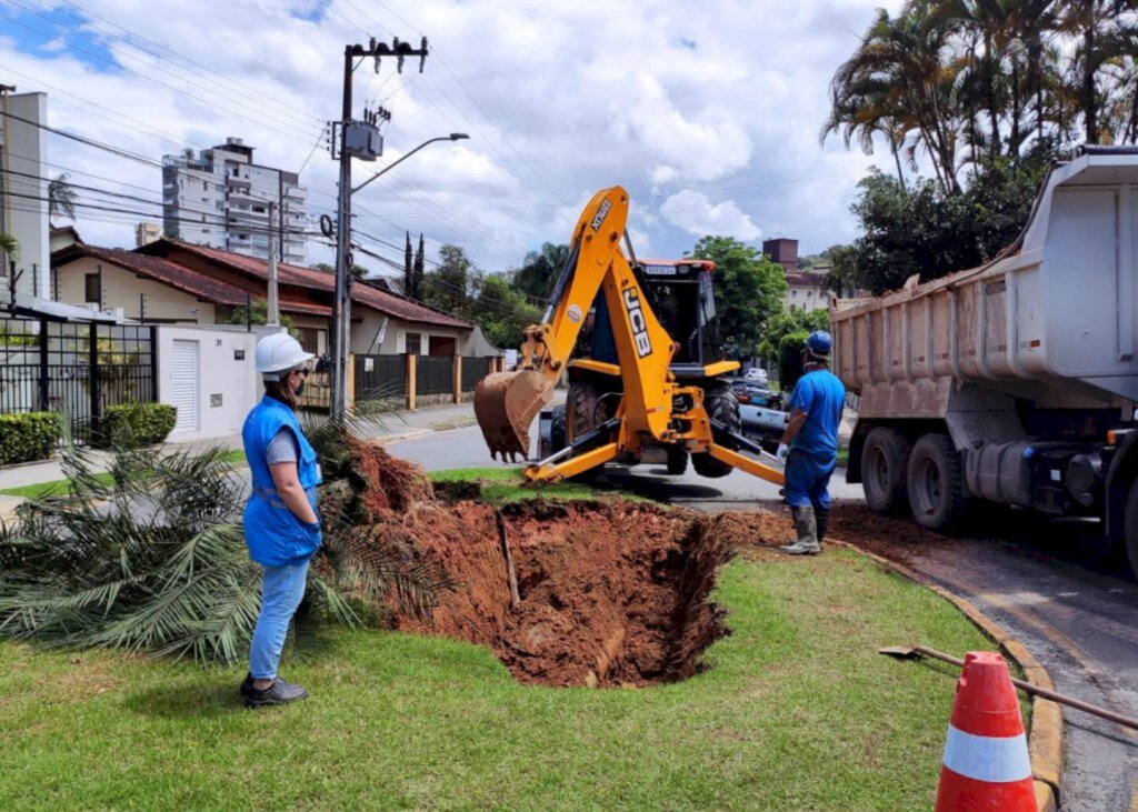 Companhia Águas de Joinville localiza vazamento e inicia conserto