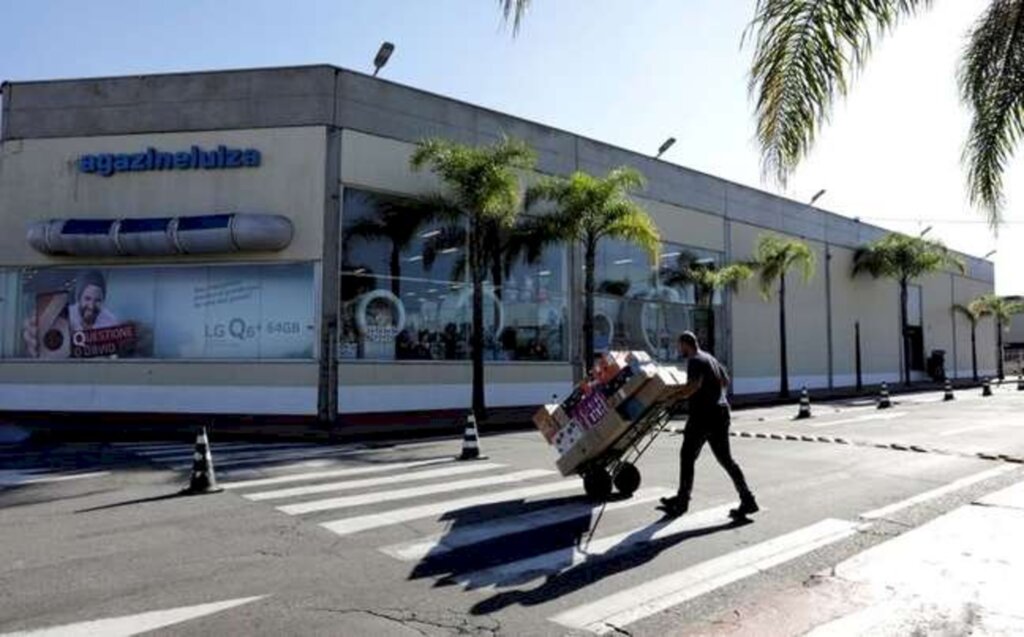 Avanço da vacinação estimula volta de empresas ao presencial