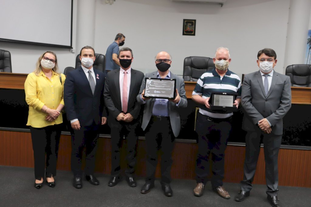 Vereadores homenageiam padre e pastor