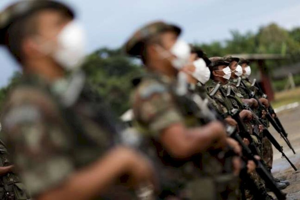 REUTERS/Ueslei Marcelino - Soldados do Exército antes de operação de patrulhamento da fronteira com a Colômbia em São Gabriel da Cachoeira, no Amazonas 02/03/2021