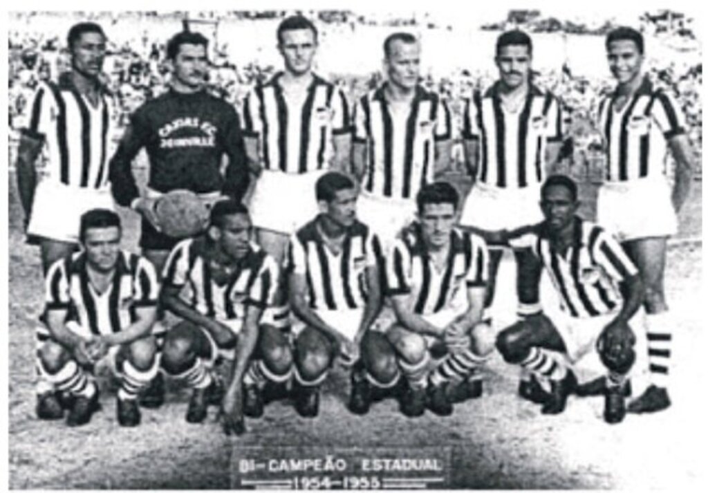 Caxienses Fanáticos/ Arquivo - Caxias Futebol Clube, equipe bicampeã estadual (1954/1955). Em pé: Juca, Puccini, Ivo Meyer, Arno Hoppe, Hélio e Joel. Agachados: Filo, Boca, Cleuson, Didi e Carioca.