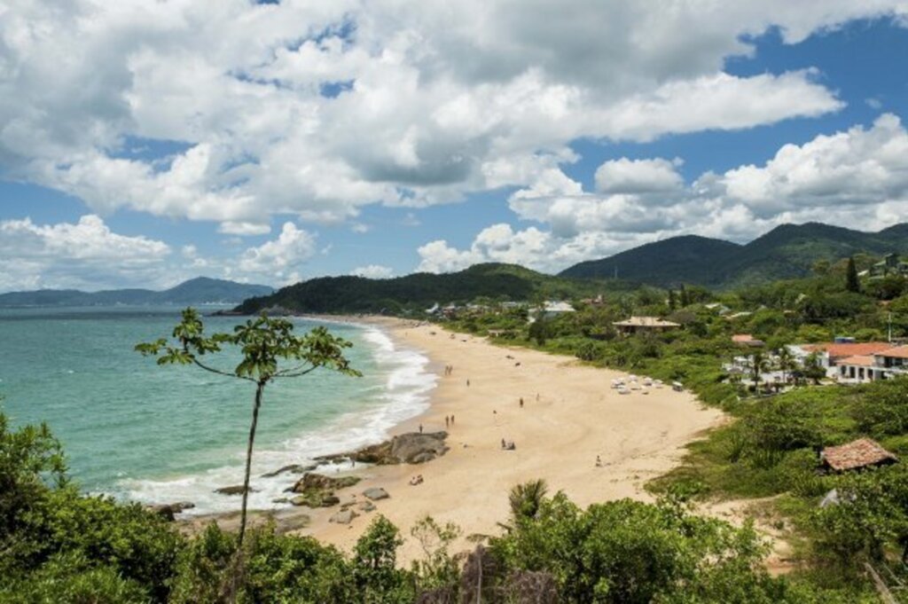 Markito/Aquivo/Santur - Praia do Estaleiro, em Balneário Camboriú