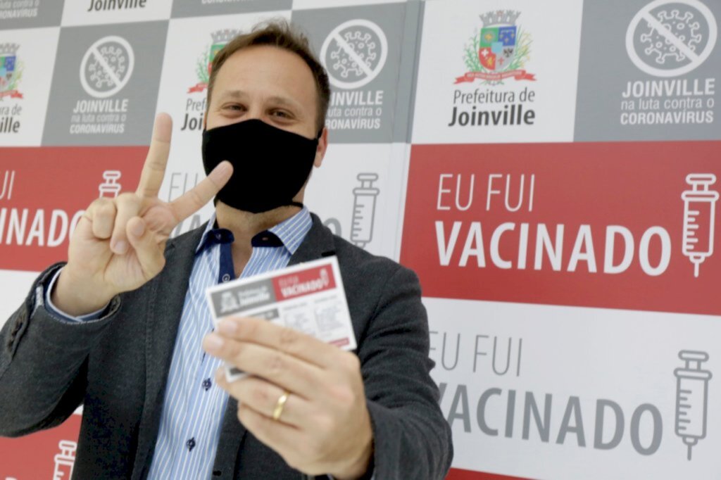 Prefeito de Joinville recebe a segunda dose da vacina contra a Covid-19