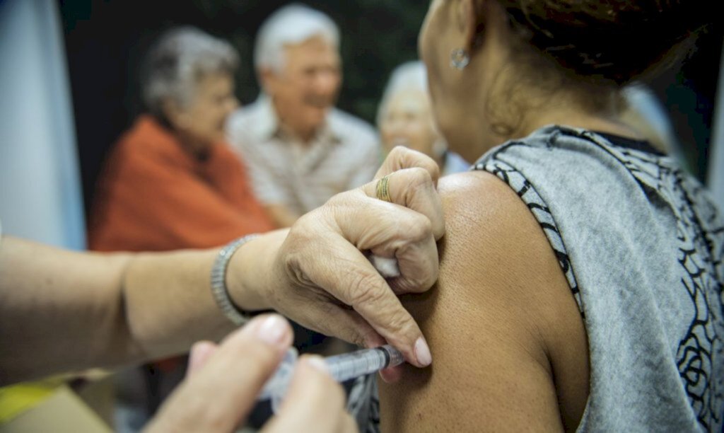 Brasil tem 43,86% da população com esquema vacinal completo contra a covid-19