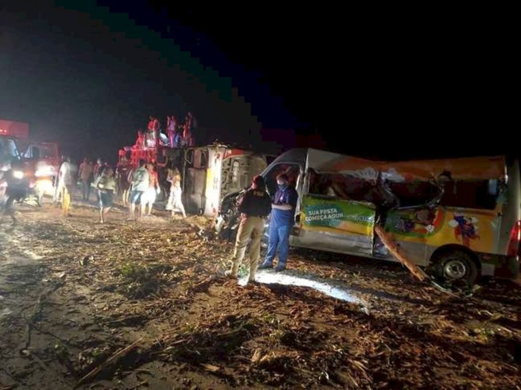 Grave acidente deixa 12 mortos em estrada no sul da Bahia