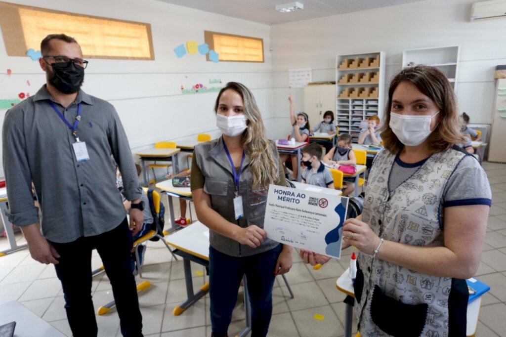 Detetives da dengue recebem certificados de honra ao mérito