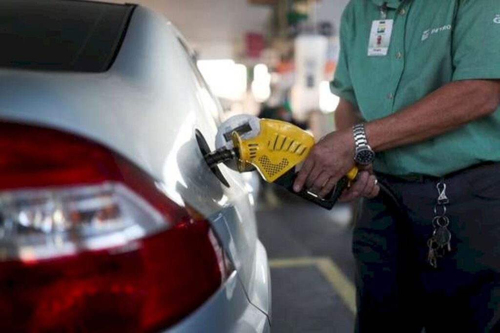 Presidente da Petrobras nega mudança no preço da gasolina