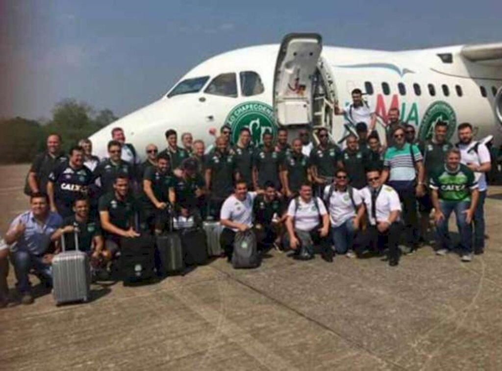 Terra - Comitiva da Chapecoense antes de embarcar no voo com destino a Medellín que caiu e deixou 71 mortos