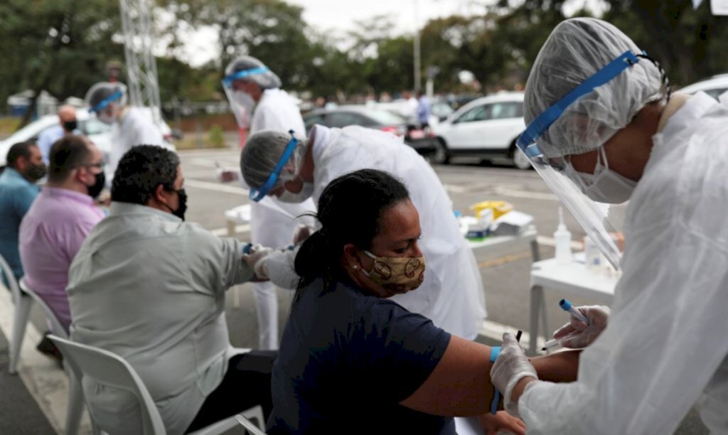 Brasil confirma 876 novas mortes por covid-19