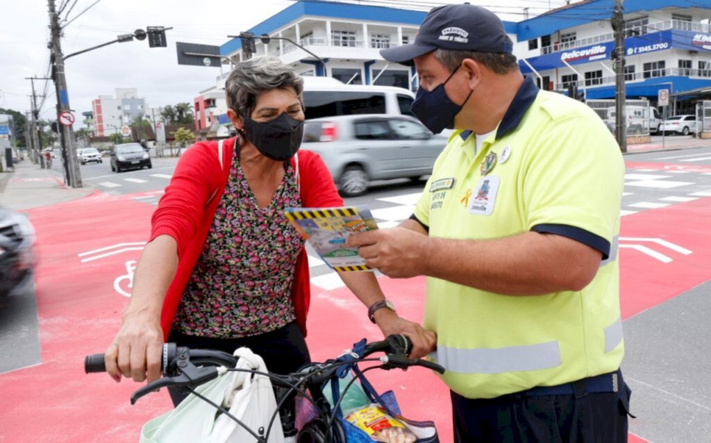 Ciclistas recebem sinalizadores durante blitz educativa da Semana do Trânsito